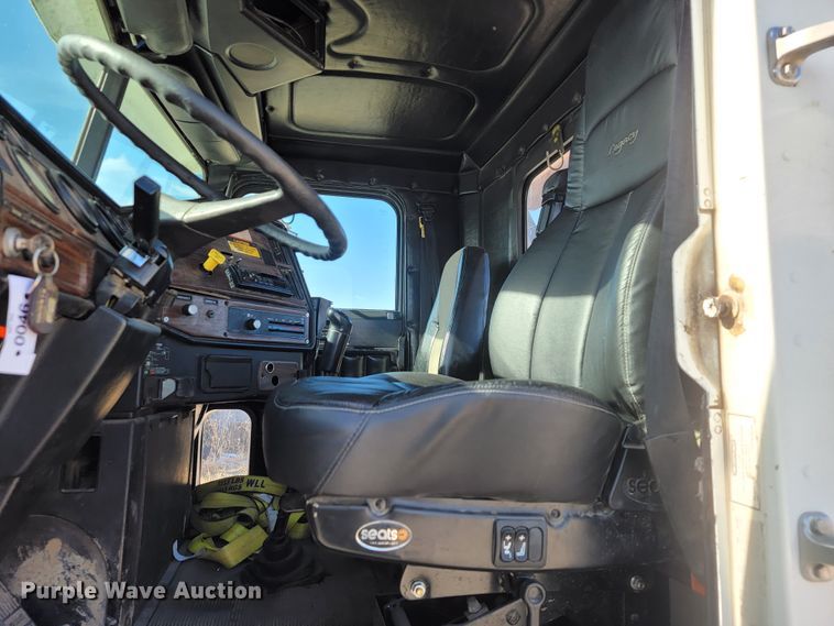 image for item JE9238 1998 Freightliner  roll-off container truck