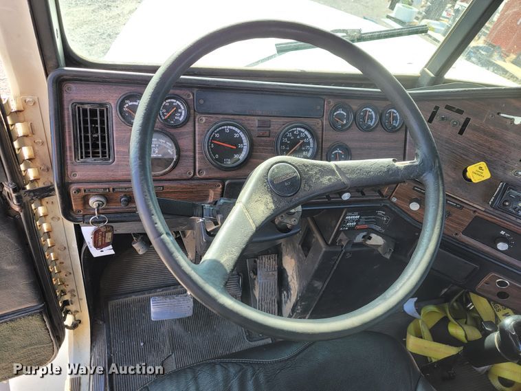 image for item JE9238 1998 Freightliner  roll-off container truck