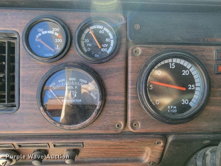 image for item JE9238 1998 Freightliner  roll-off container truck