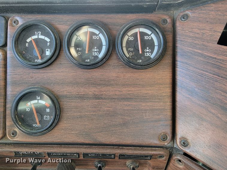 image for item JE9238 1998 Freightliner  roll-off container truck