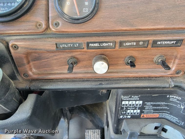 image for item JE9238 1998 Freightliner  roll-off container truck