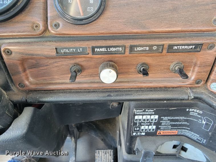 image for item JE9238 1998 Freightliner  roll-off container truck