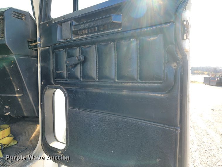 image for item JE9238 1998 Freightliner  roll-off container truck