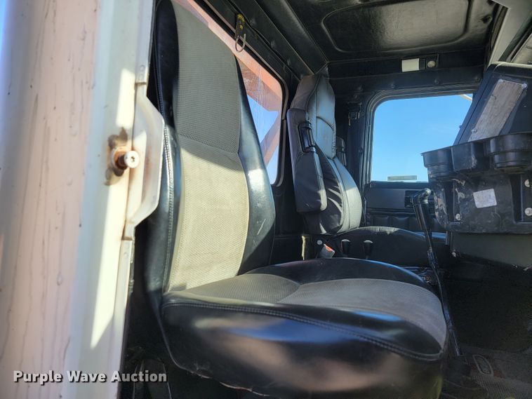 image for item JE9238 1998 Freightliner  roll-off container truck