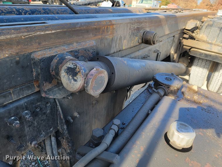 image for item JE9238 1998 Freightliner  roll-off container truck