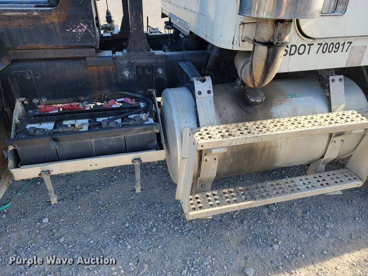 image for item JE9238 1998 Freightliner  roll-off container truck