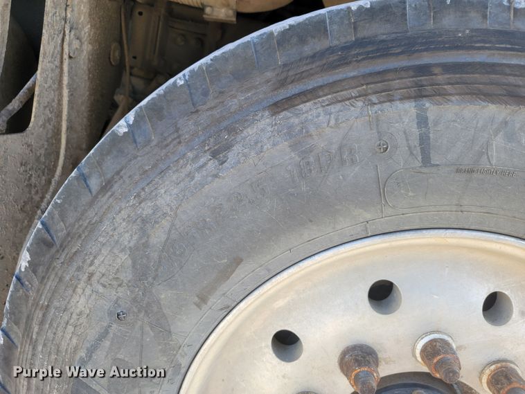 image for item JE9238 1998 Freightliner  roll-off container truck