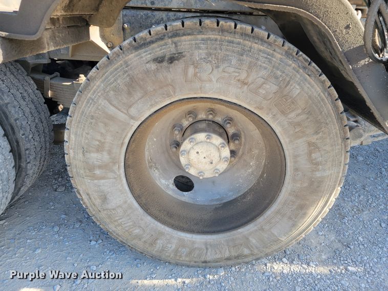 image for item JE9238 1998 Freightliner  roll-off container truck