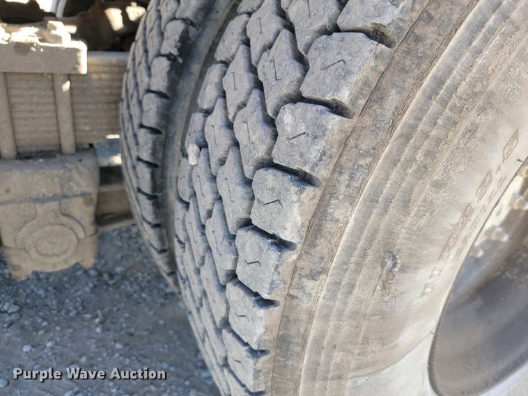 image for item JE9238 1998 Freightliner  roll-off container truck