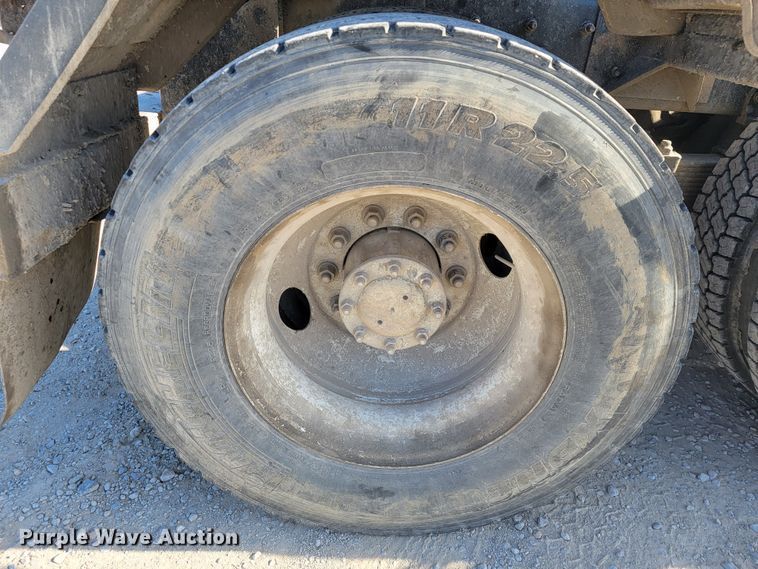 image for item JE9238 1998 Freightliner  roll-off container truck