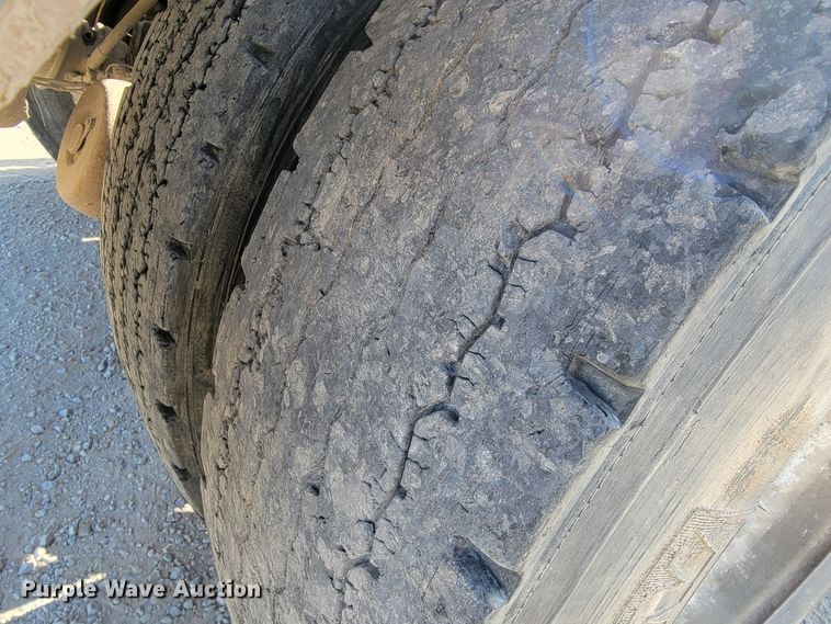 image for item JE9238 1998 Freightliner  roll-off container truck