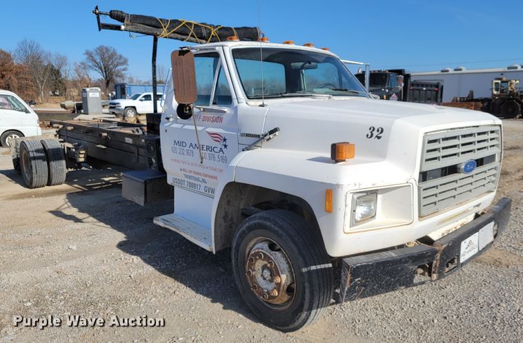 image for item JE9239 1993 Ford F700  truck chassis