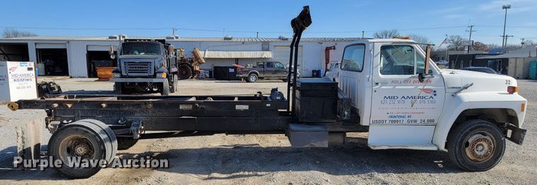image for item JE9239 1993 Ford F700  truck chassis