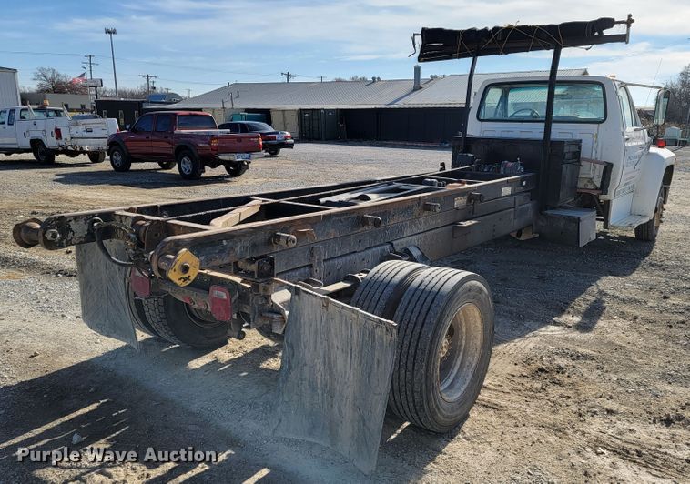 image for item JE9239 1993 Ford F700  truck chassis