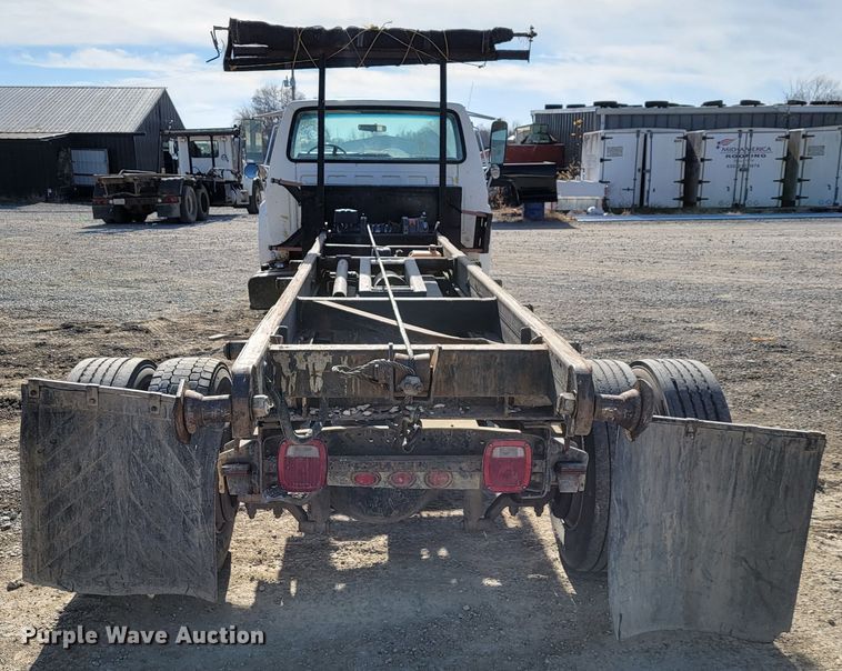 image for item JE9239 1993 Ford F700  truck chassis