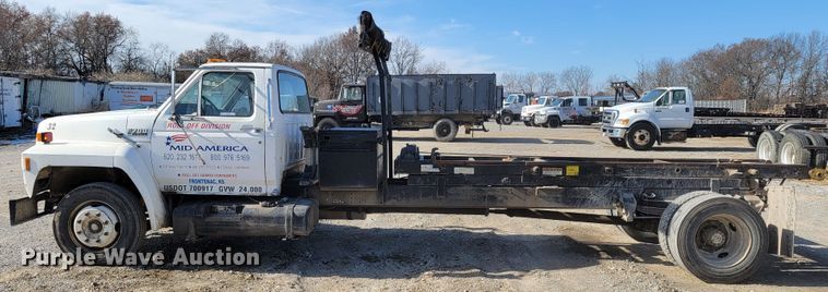 image for item JE9239 1993 Ford F700  truck chassis