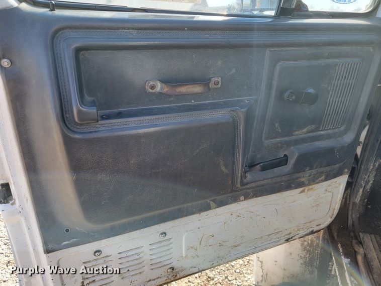 image for item JE9239 1993 Ford F700  truck chassis