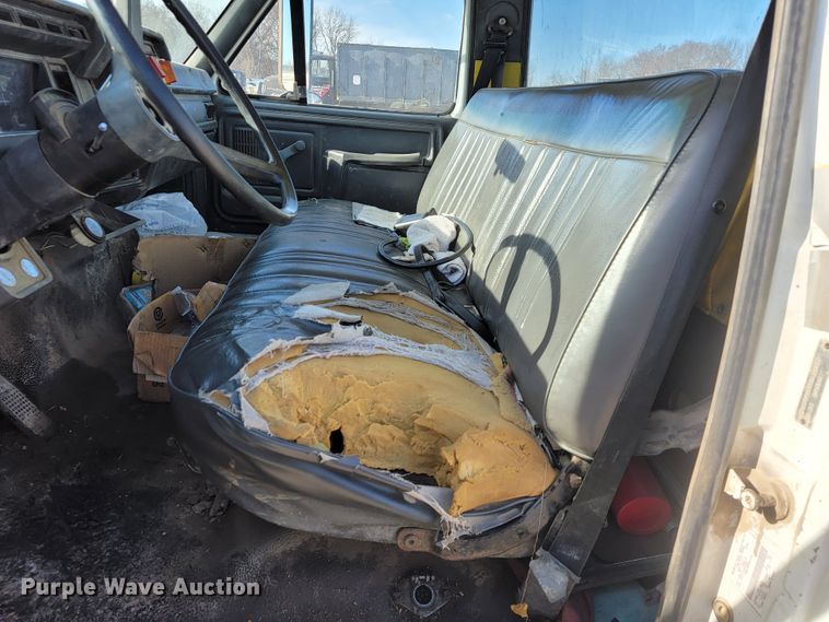 image for item JE9239 1993 Ford F700  truck chassis