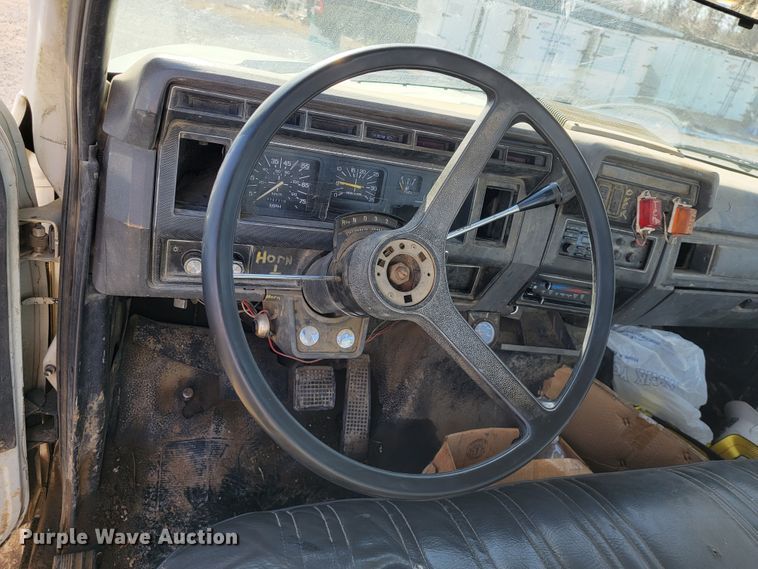 image for item JE9239 1993 Ford F700  truck chassis