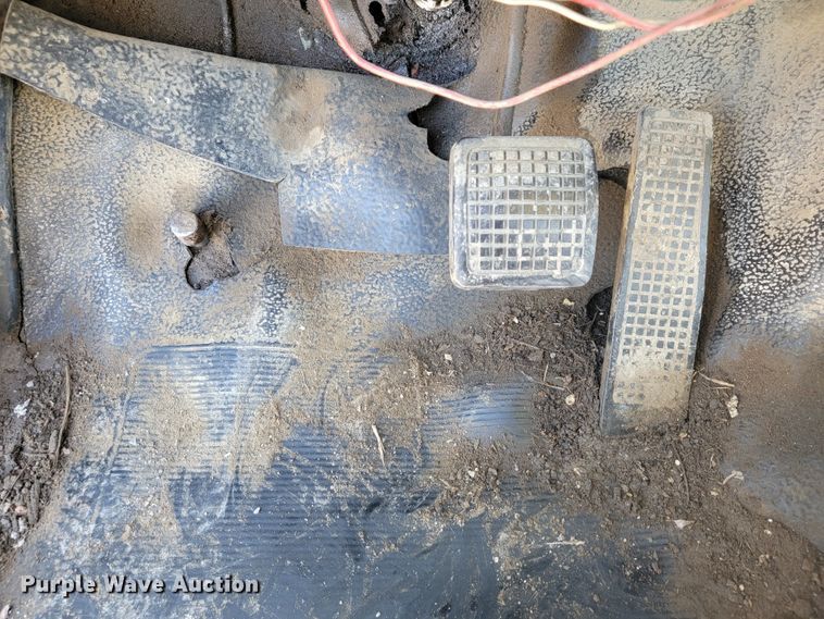 image for item JE9239 1993 Ford F700  truck chassis