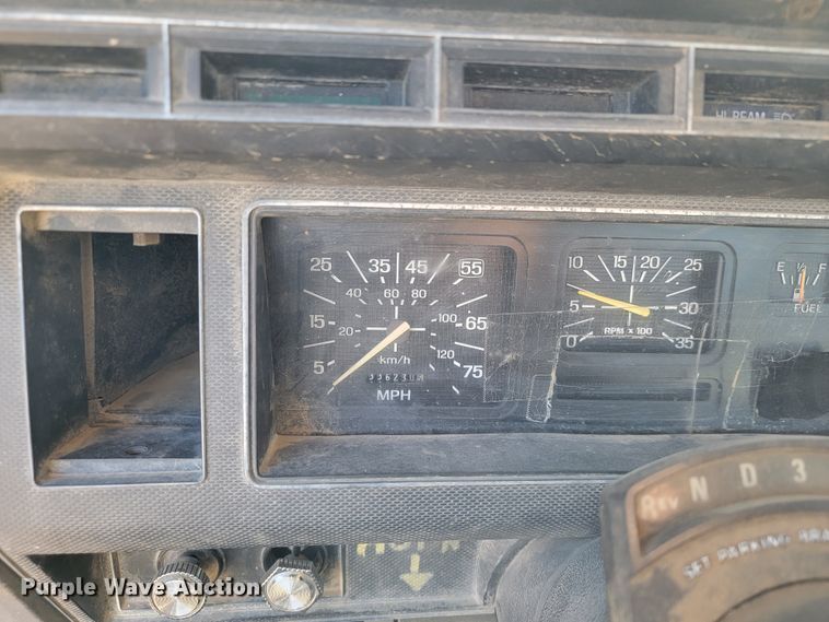 image for item JE9239 1993 Ford F700  truck chassis