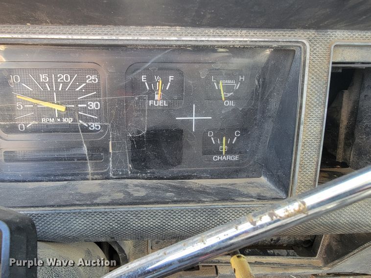 image for item JE9239 1993 Ford F700  truck chassis