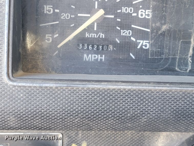 image for item JE9239 1993 Ford F700  truck chassis