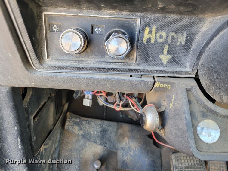 image for item JE9239 1993 Ford F700  truck chassis