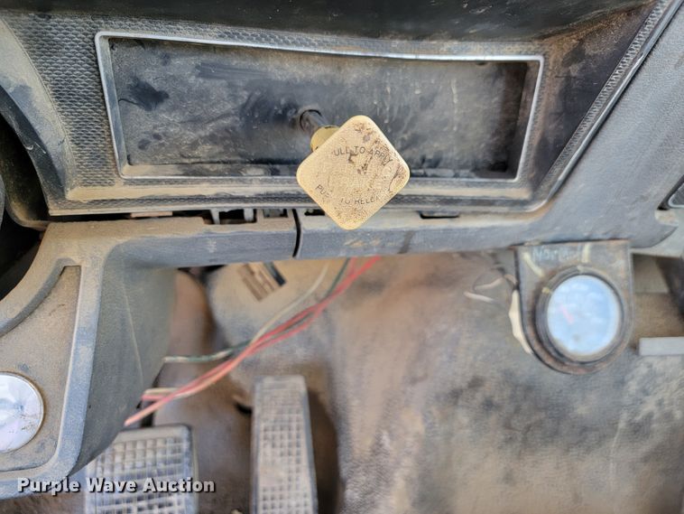 image for item JE9239 1993 Ford F700  truck chassis