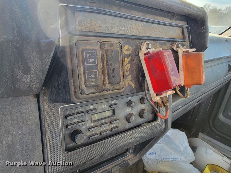 image for item JE9239 1993 Ford F700  truck chassis