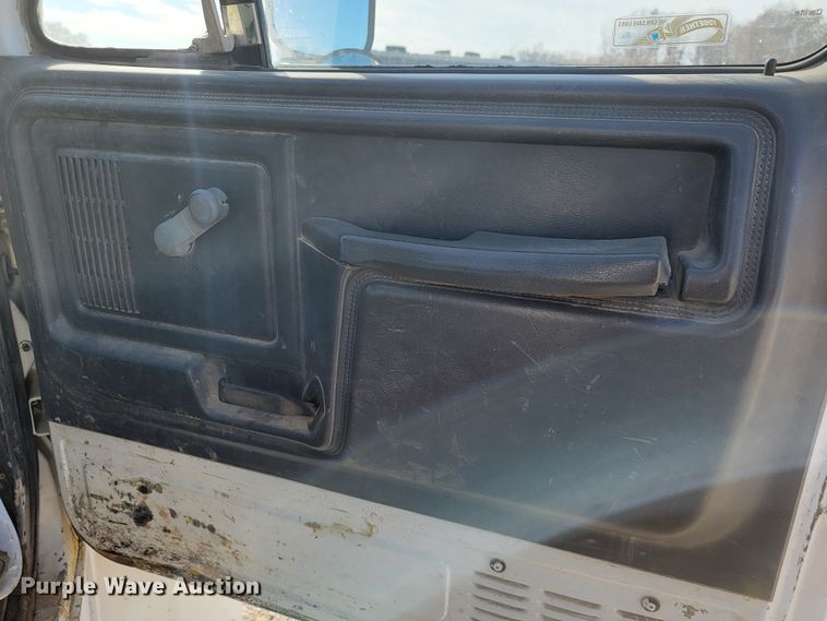 image for item JE9239 1993 Ford F700  truck chassis