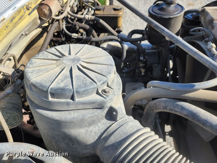 image for item JE9239 1993 Ford F700  truck chassis