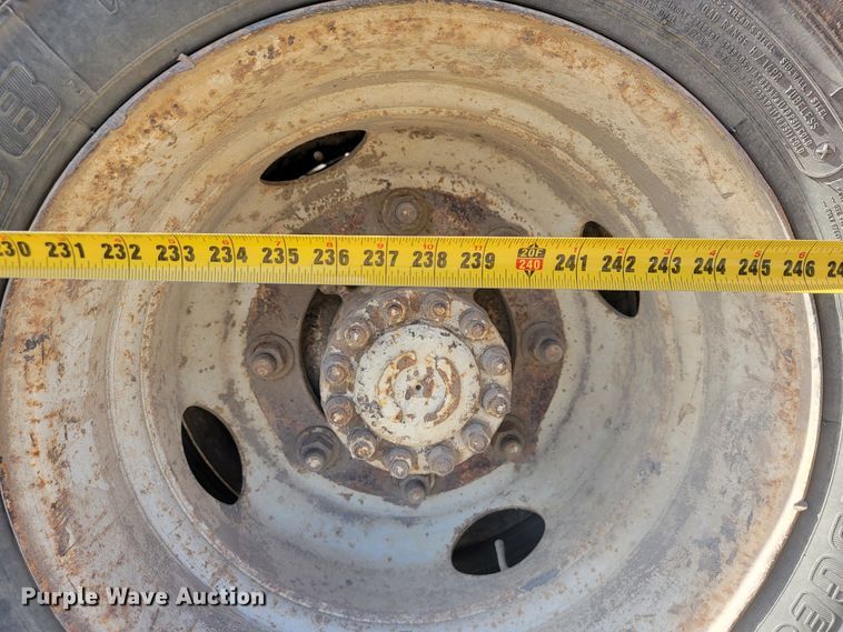 image for item JE9239 1993 Ford F700  truck chassis