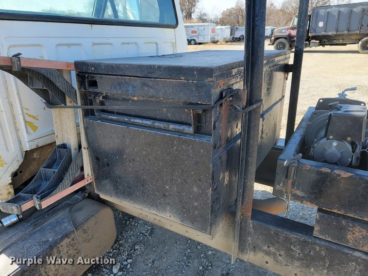 image for item JE9239 1993 Ford F700  truck chassis