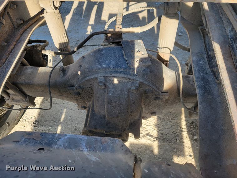 image for item JE9239 1993 Ford F700  truck chassis