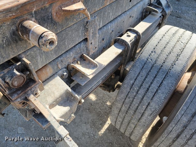 image for item JE9239 1993 Ford F700  truck chassis