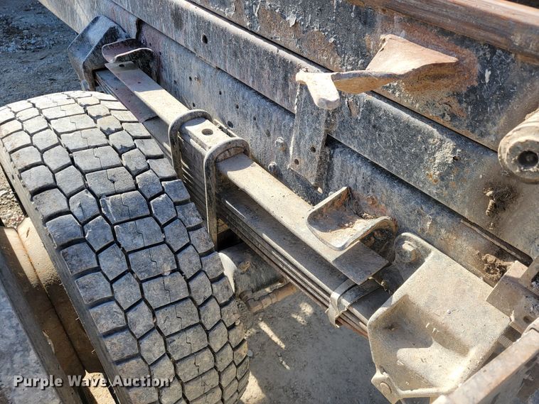 image for item JE9239 1993 Ford F700  truck chassis