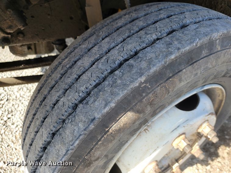 image for item JE9239 1993 Ford F700  truck chassis