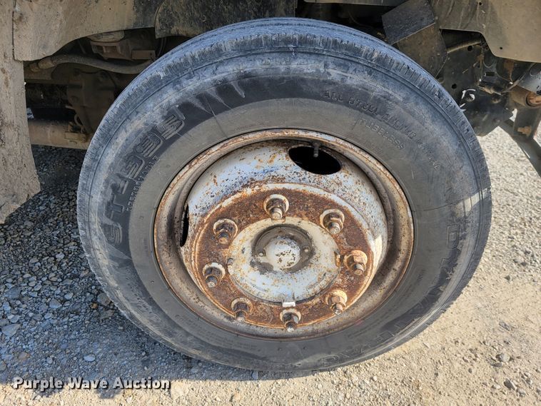 image for item JE9239 1993 Ford F700  truck chassis