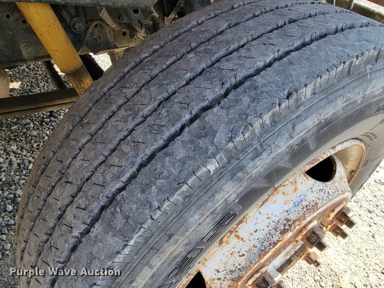 image for item JE9239 1993 Ford F700  truck chassis