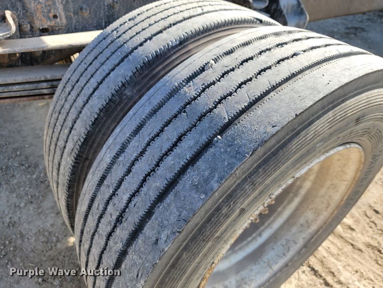 image for item JE9239 1993 Ford F700  truck chassis