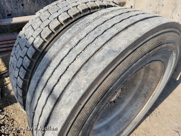 image for item JE9239 1993 Ford F700  truck chassis