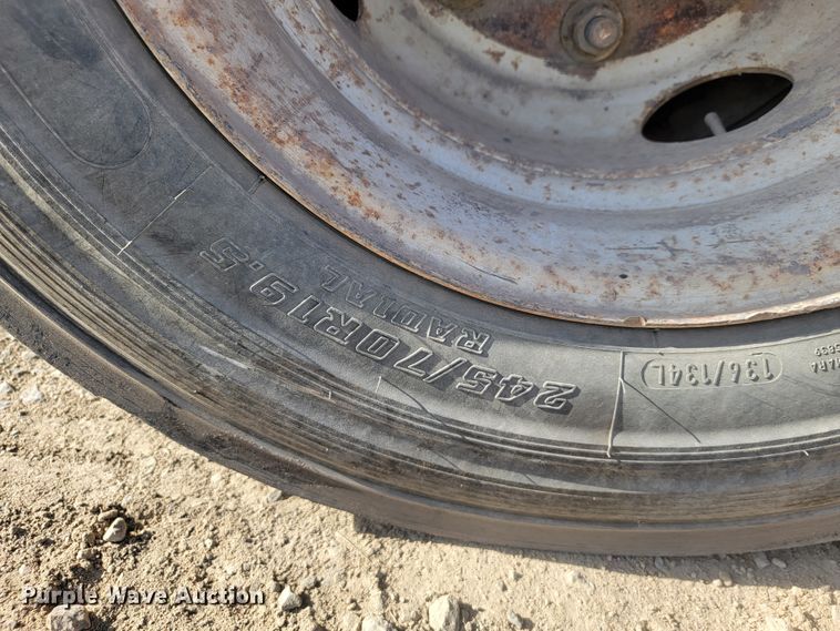 image for item JE9239 1993 Ford F700  truck chassis