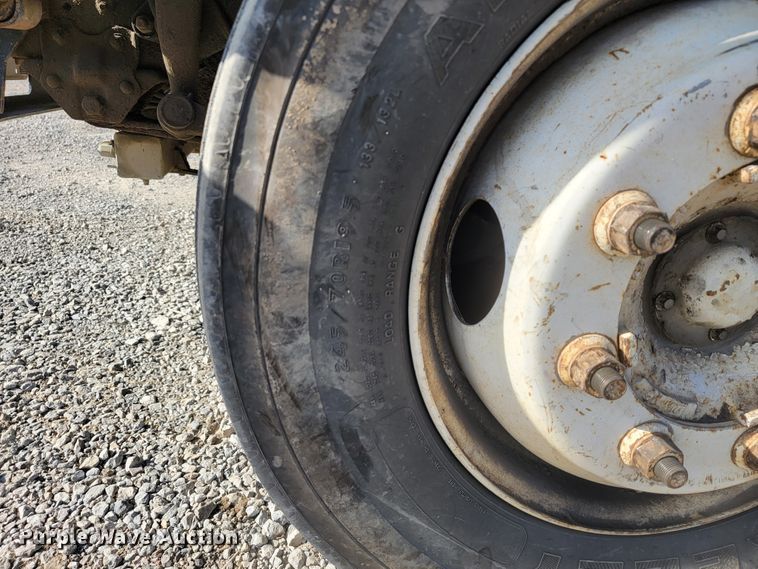 image for item JE9239 1993 Ford F700  truck chassis