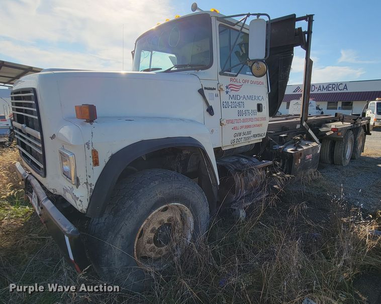 image for item JE9256 1997 Ford LT8000  roll-off container truck