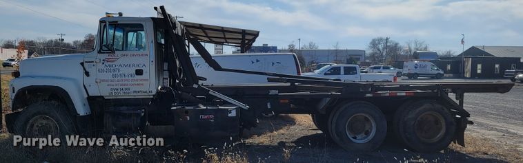 image for item JE9256 1997 Ford LT8000  roll-off container truck