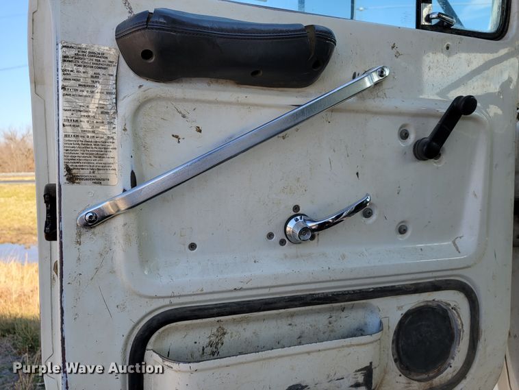 image for item JE9256 1997 Ford LT8000  roll-off container truck