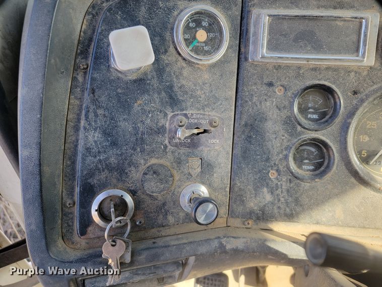 image for item JE9256 1997 Ford LT8000  roll-off container truck