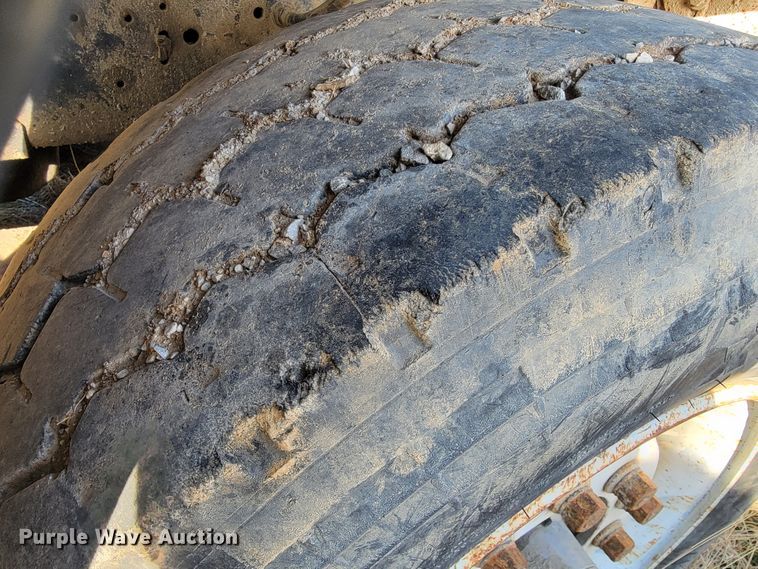 image for item JE9256 1997 Ford LT8000  roll-off container truck