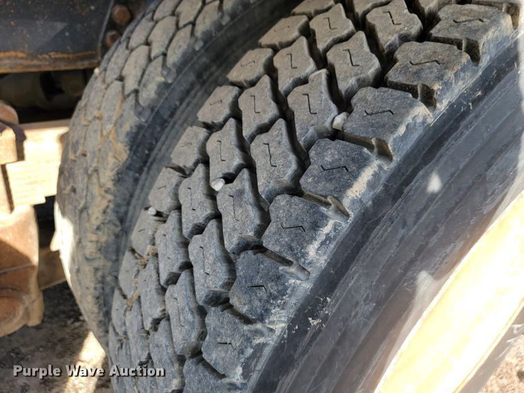 image for item JE9256 1997 Ford LT8000  roll-off container truck